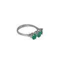 Anello Trilogy Smeraldi e Diamanti Oro Bianco 18kt - vista laterale sinistra