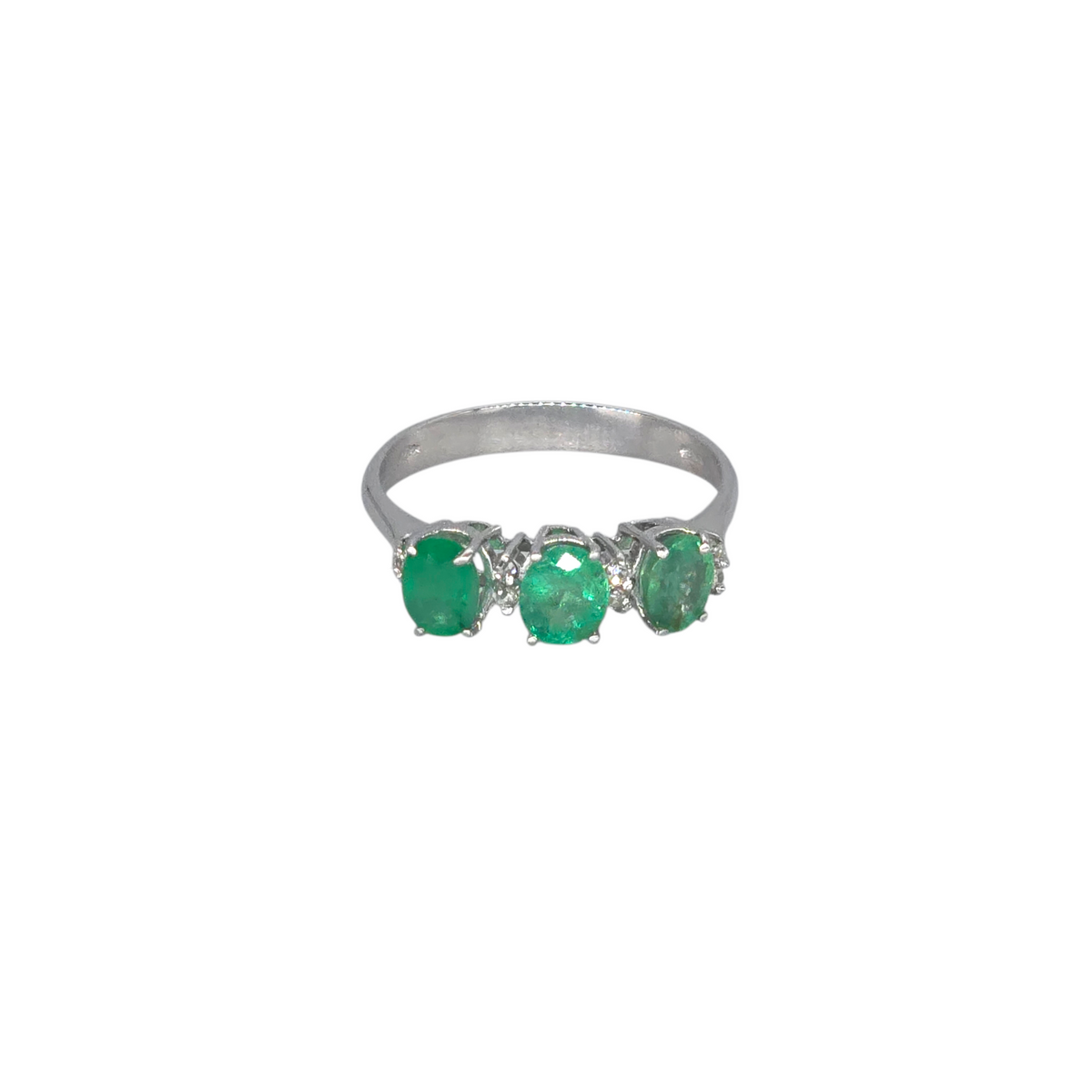 Anello Trilogy Smeraldi e Diamanti Oro Bianco 18kt - vista frontale
