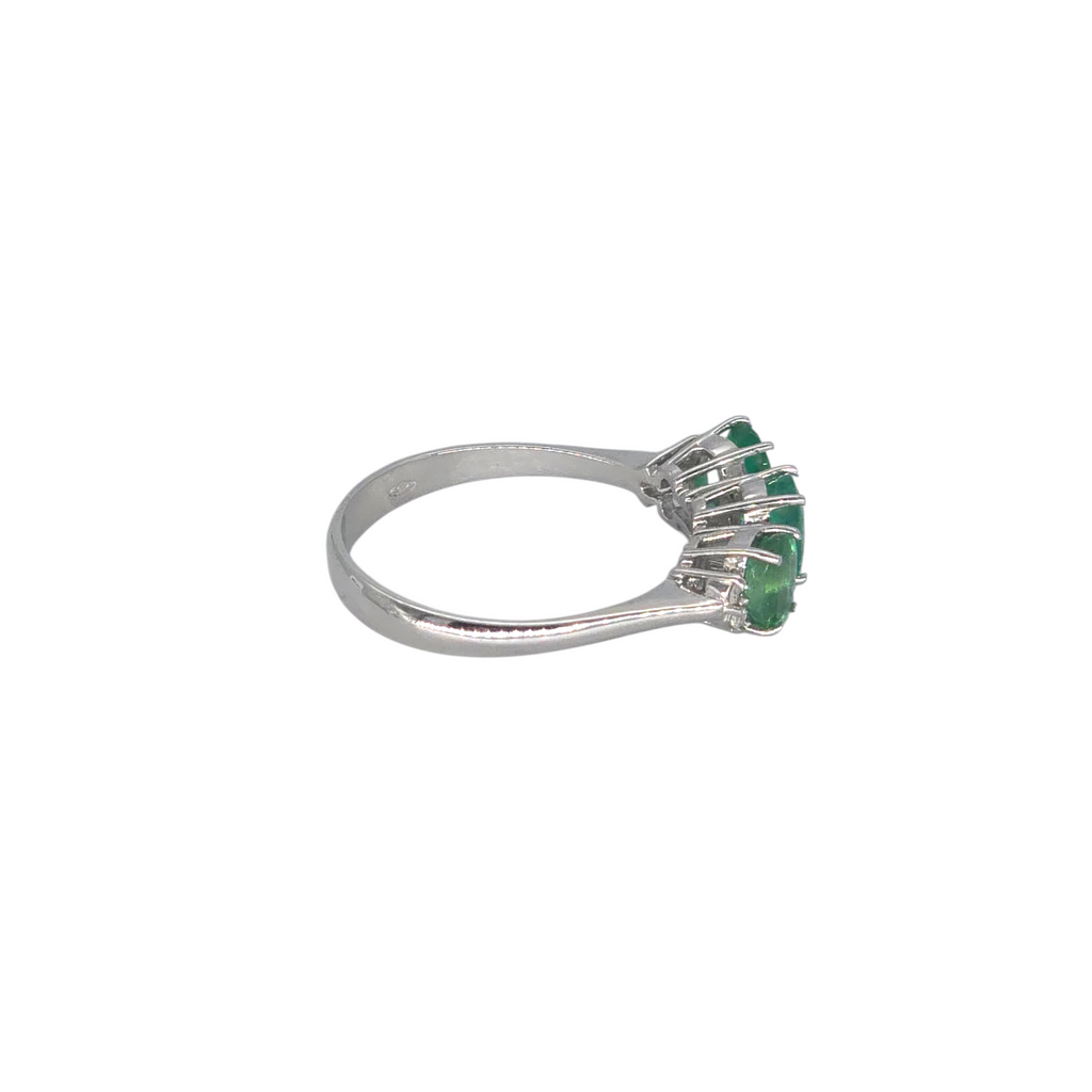 Anello Trilogy Smeraldi e Diamanti Oro Bianco 18kt - vista laterale destra