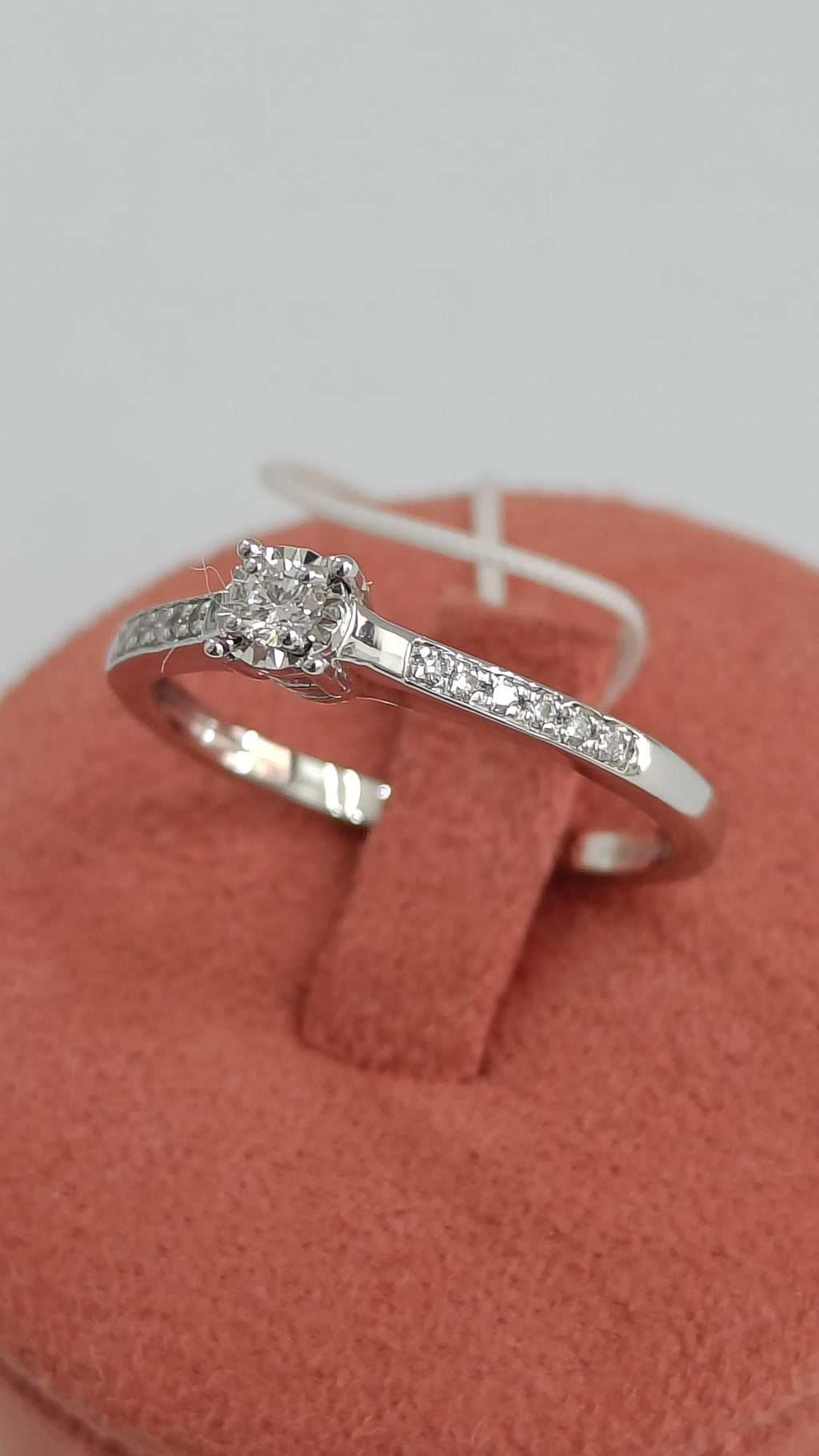 Anello donna solitario in oro bianco e diamanti marchio Donnaoro dkac8993.s011