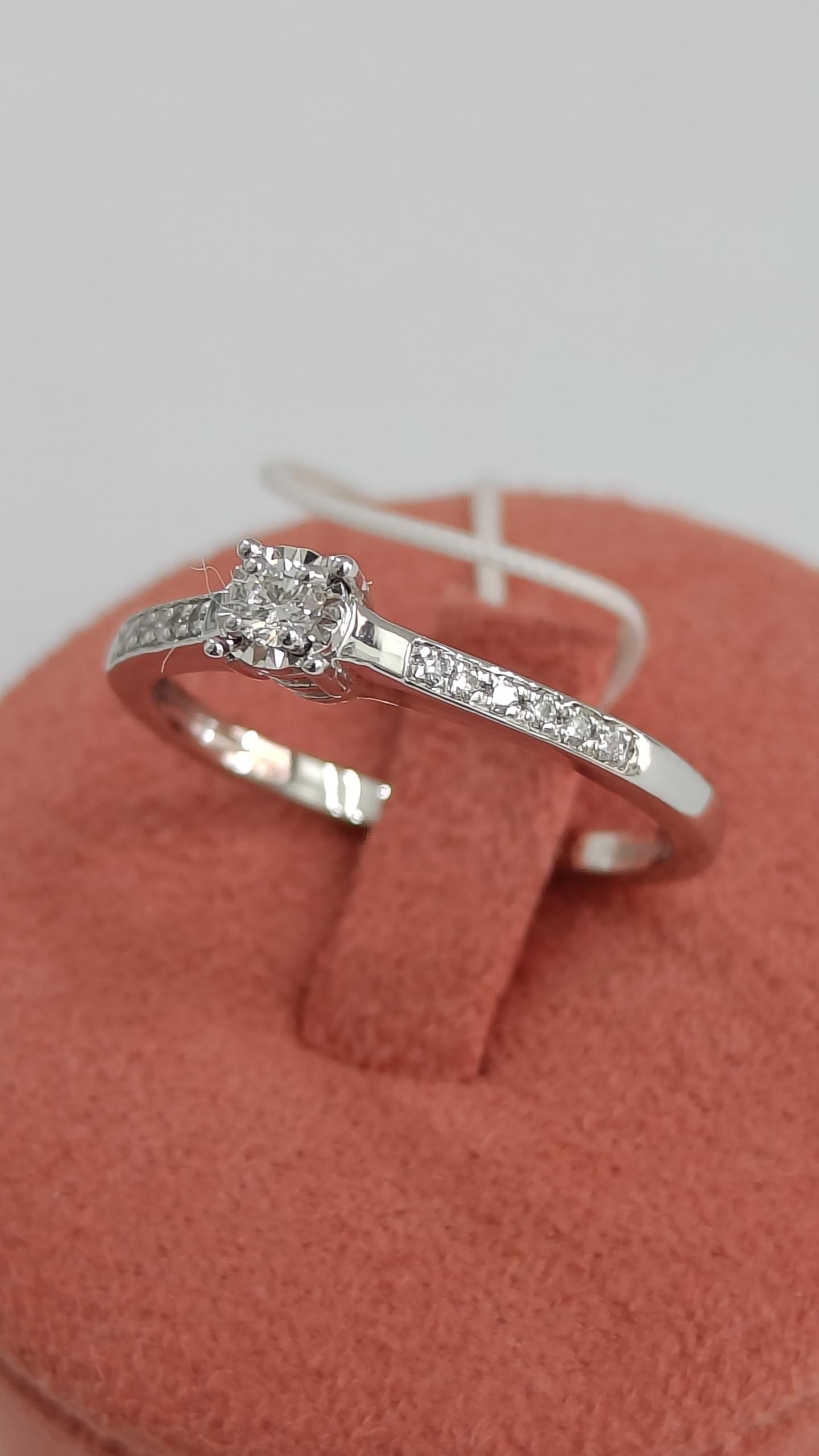 Anello donna solitario in oro bianco e diamanti marchio Donnaoro dkac8993.s011