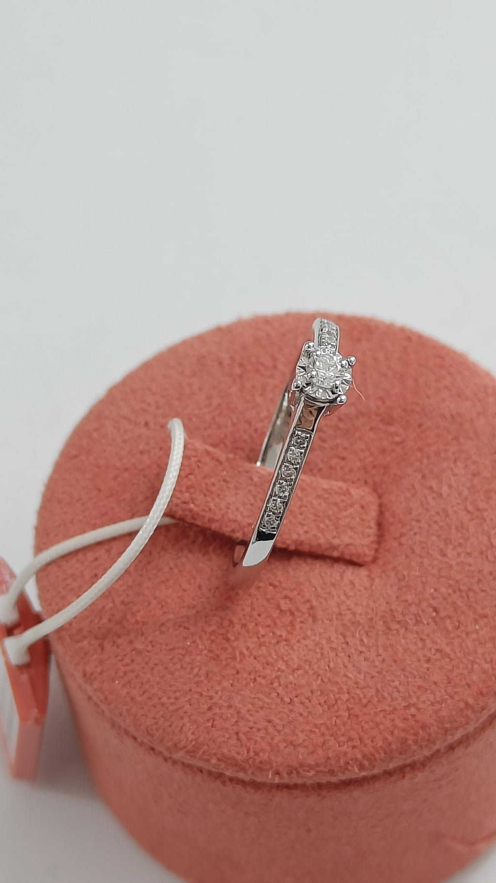 Anello donna solitario in oro bianco e diamanti marchio Donnaoro dkac8993.s011