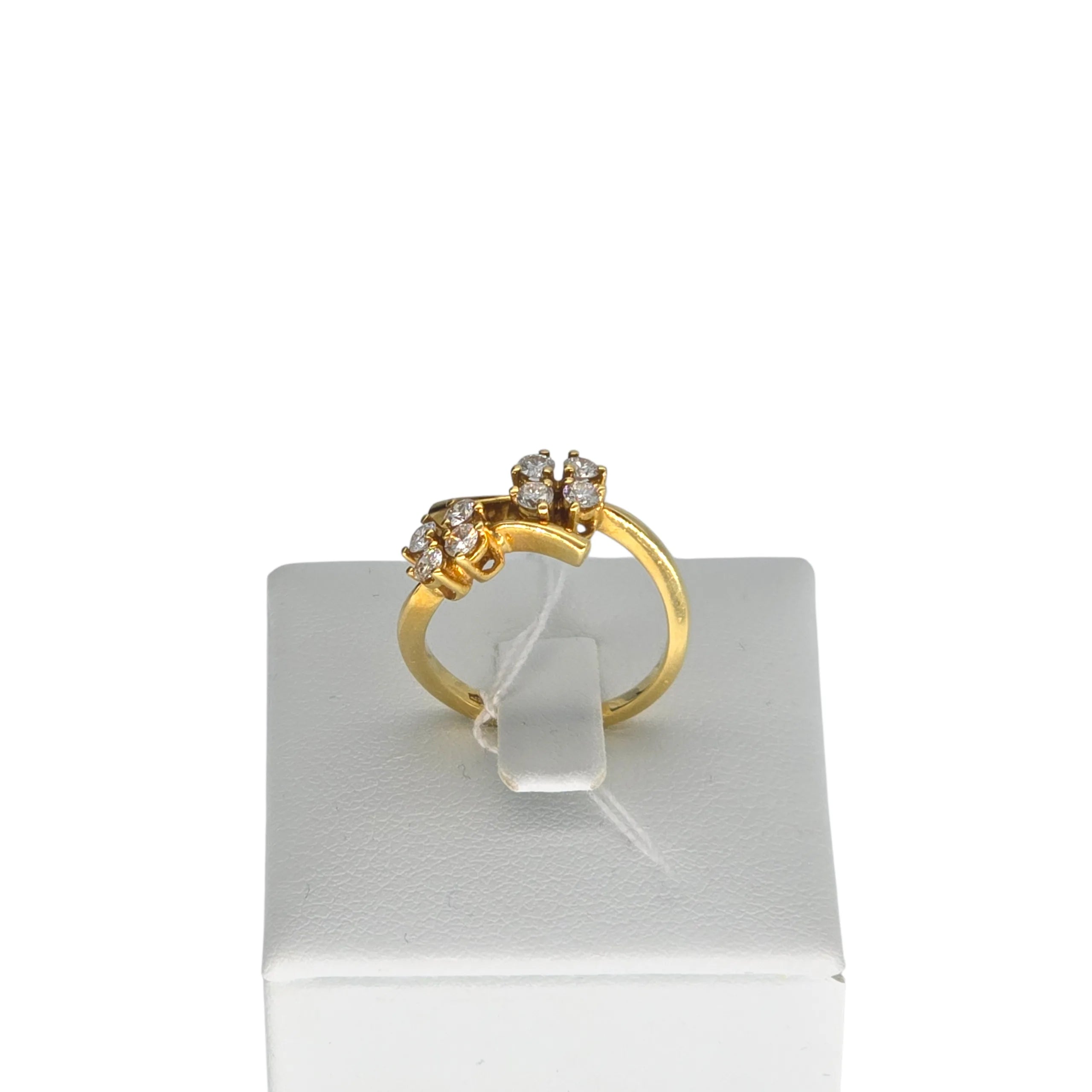 Anello a fiore in oro 18kt e zirconi bianchi
