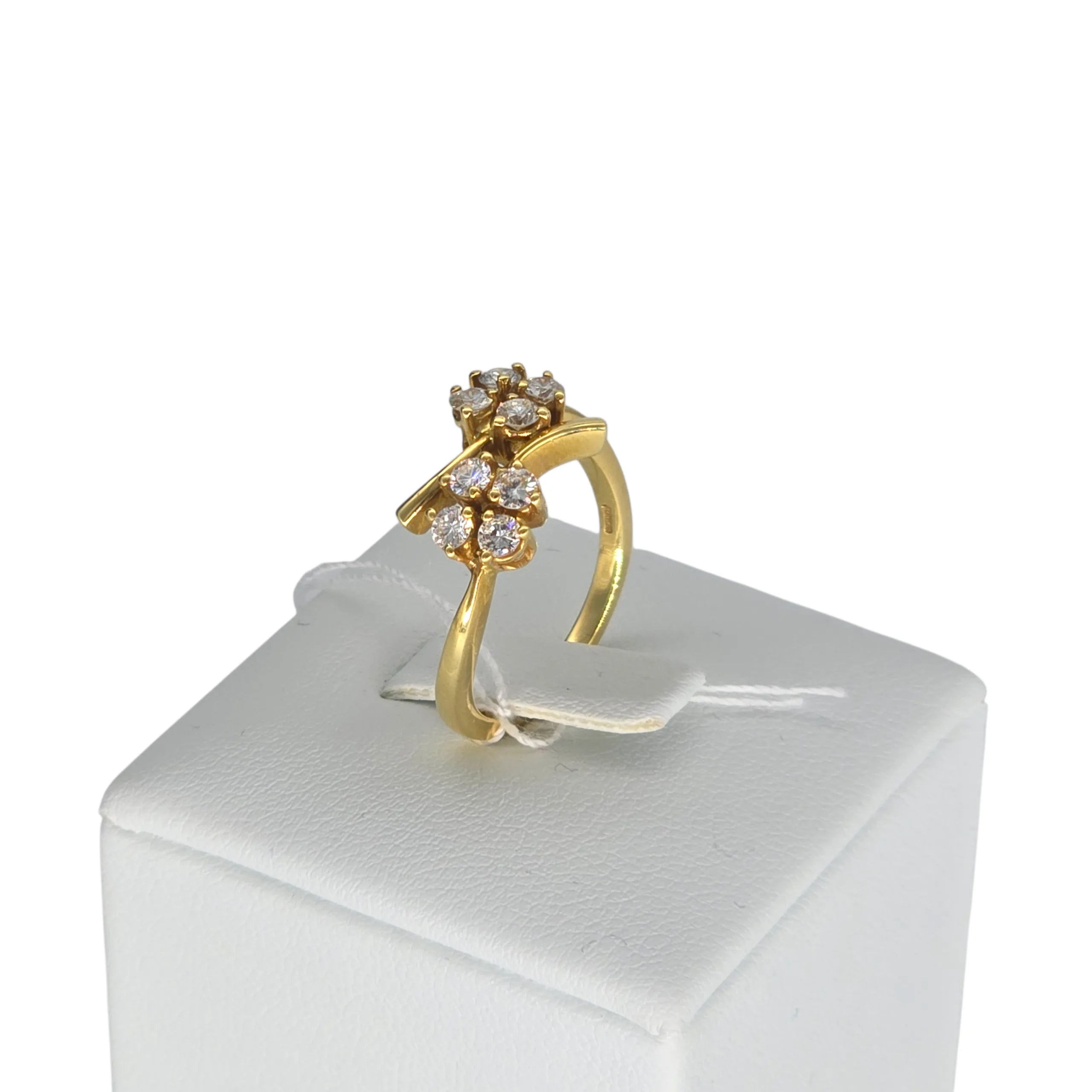 Anello a fiore in oro 18kt e zirconi bianchi