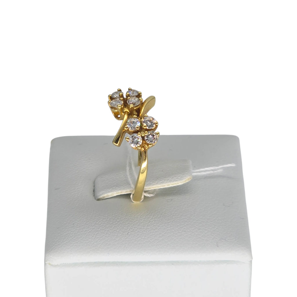 Anello a fiore in oro 18kt e zirconi bianchi