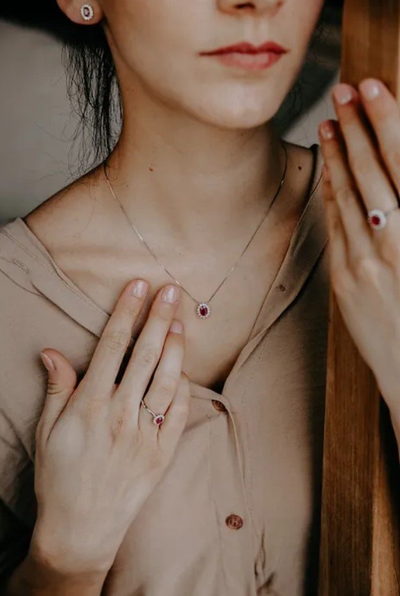 Anello donna fidanzamento in oro bianco rubino e diamanti solitario Comete Regina anb 2570