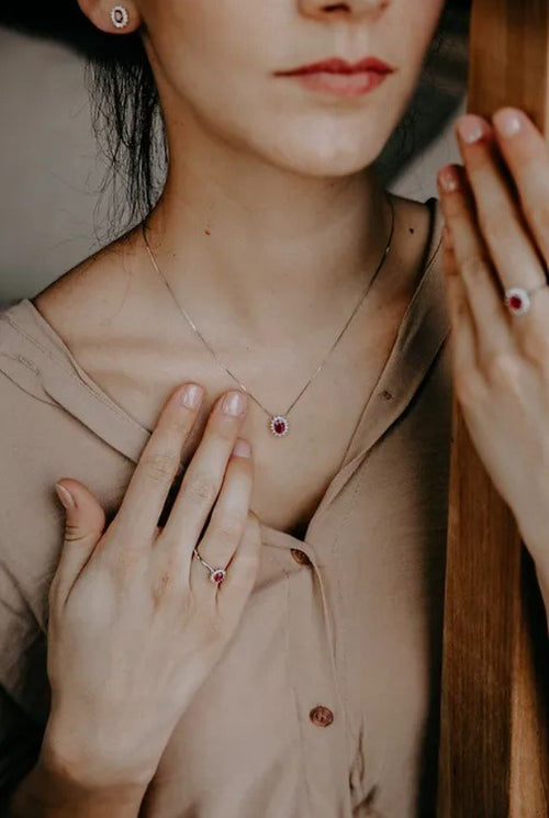 Anello donna fidanzamento in oro bianco rubino e diamanti solitario Comete Regina anb 2570