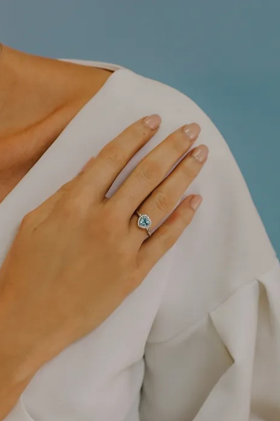 Anello donna in oro bianco acquamarina e diamanti fidanzamento Solitario Comete Azzurra anq 313