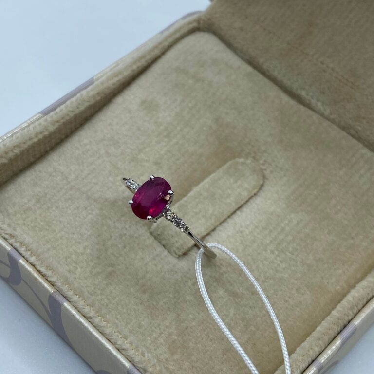 Damenring aus Gold mit Diamanten und Rubin dhar9838.006 Donnaoro