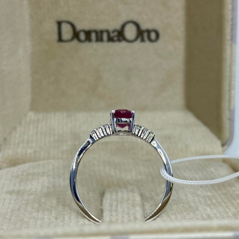 Anello donna in oro con diamanti e rubino dhar9838.006 Donnaoro