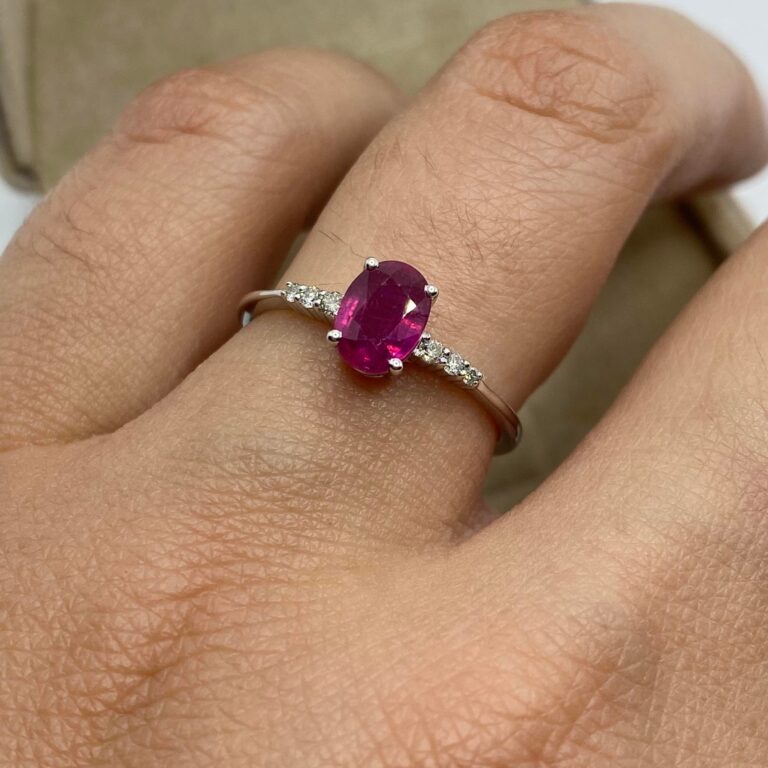 Damenring aus Gold mit Diamanten und Rubin dhar9838.006 Donnaoro