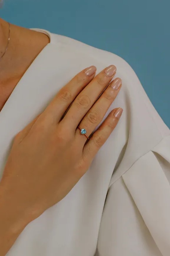 Anello donna in oro rosè e topazio azzurro a cuore anb 2544