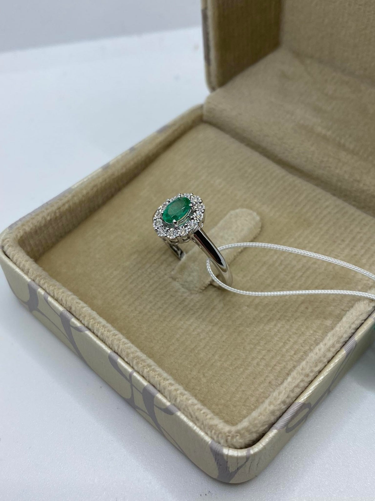 Anello Donnaoro in oro bianco con smeraldo e diamanti lae10093.006