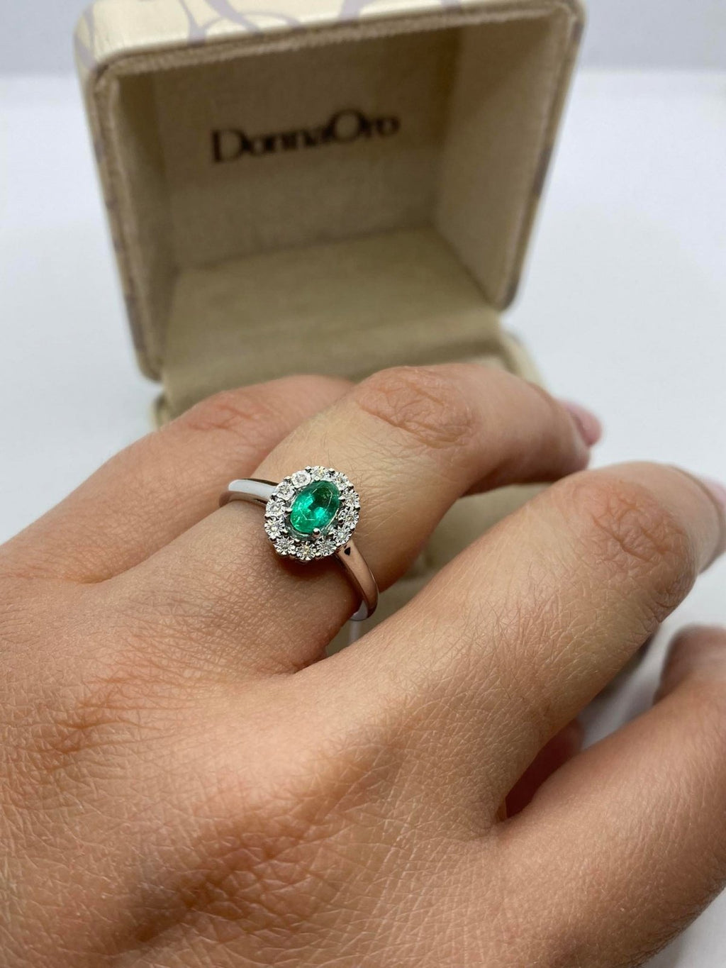 Anello Donnaoro in oro bianco con smeraldo e diamanti lae10093.006
