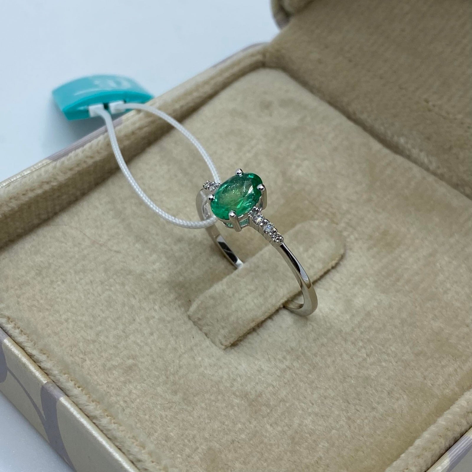 Anello Donnaoro in oro bianco smeraldo e diamanti dhae9838.006