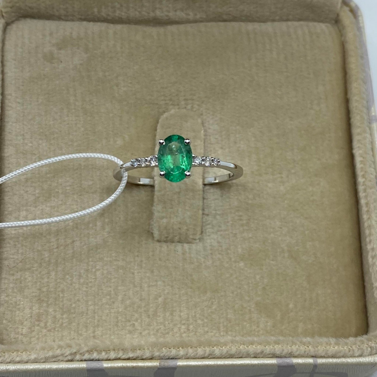 Anello Donnaoro in oro bianco smeraldo e diamanti dhae9838.006