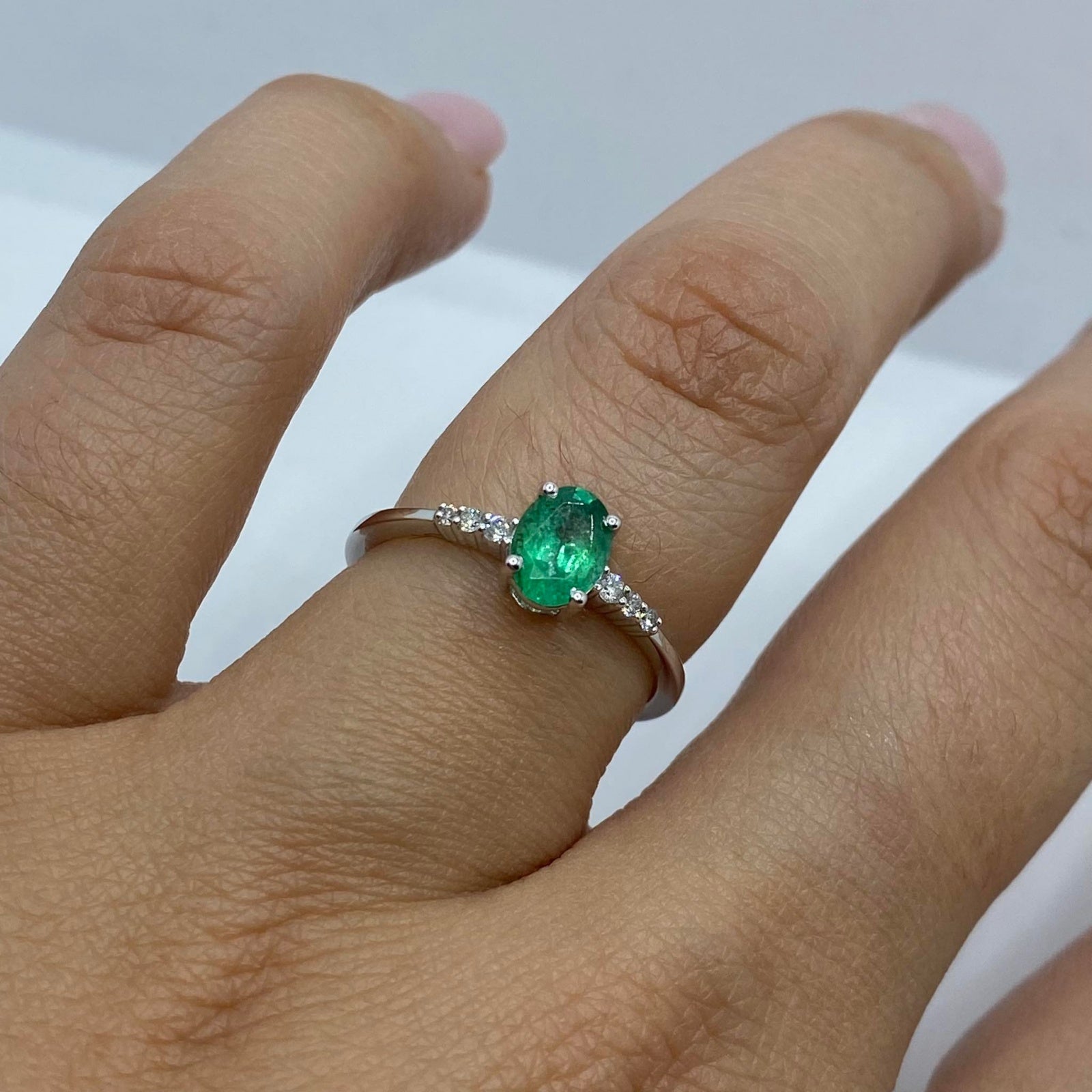Anello Donnaoro in oro bianco smeraldo e diamanti dhae9838.006