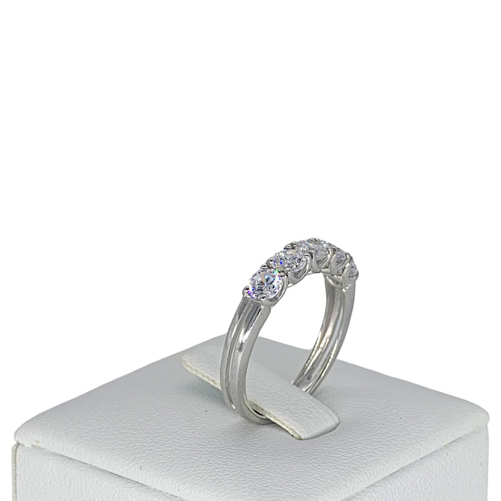 Anello donna mezza veretta in oro bianco e zirconi bianchi