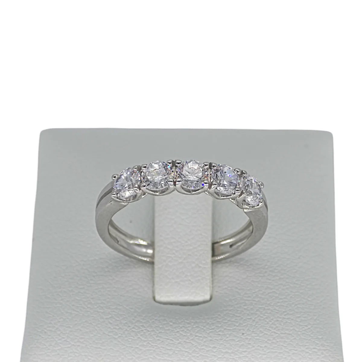 Anello donna mezza veretta in oro bianco e zirconi bianchi