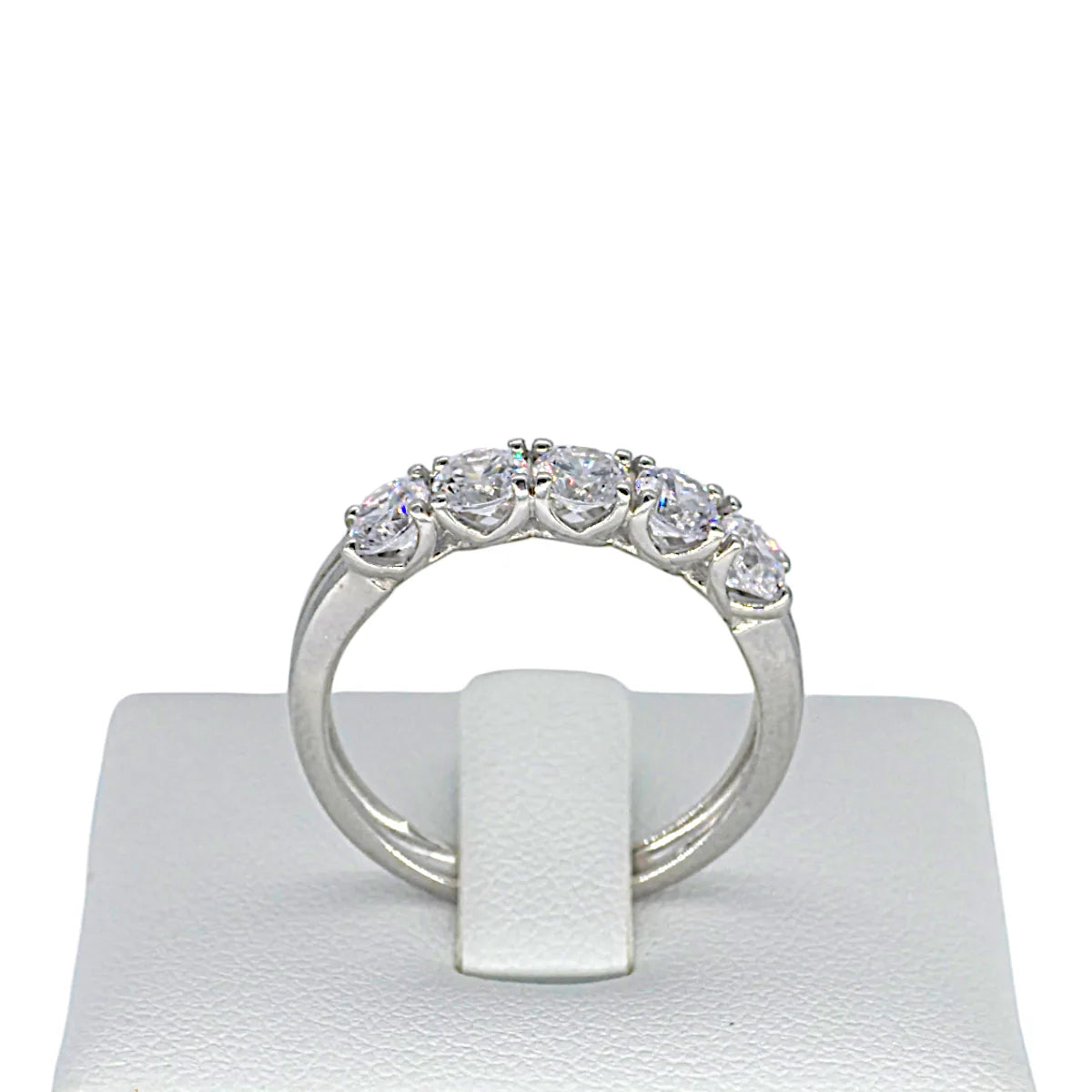 Anello donna mezza veretta in oro bianco e zirconi bianchi