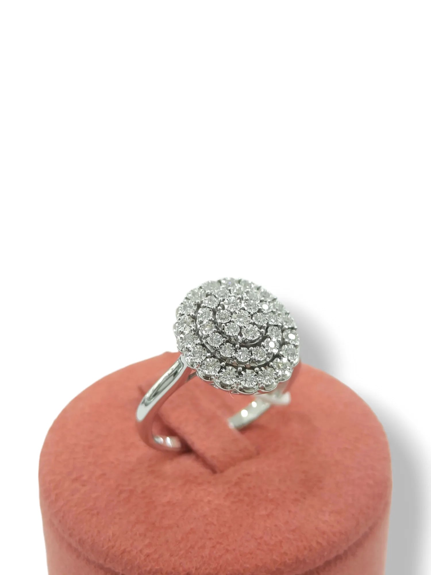 Anello donna ovale in oro bianco 18 kt con diamanti