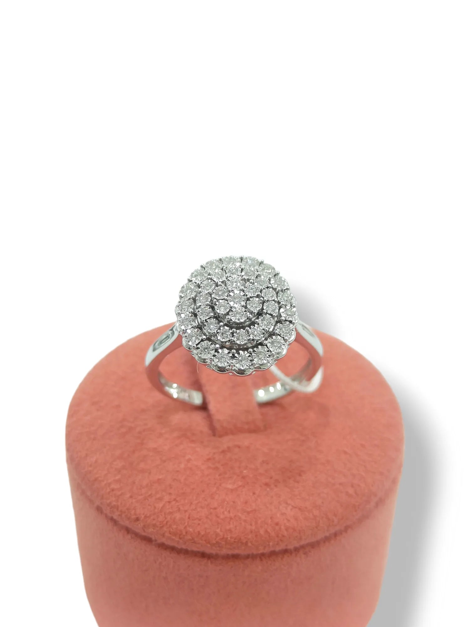 Anello donna ovale in oro bianco 18 kt con diamanti