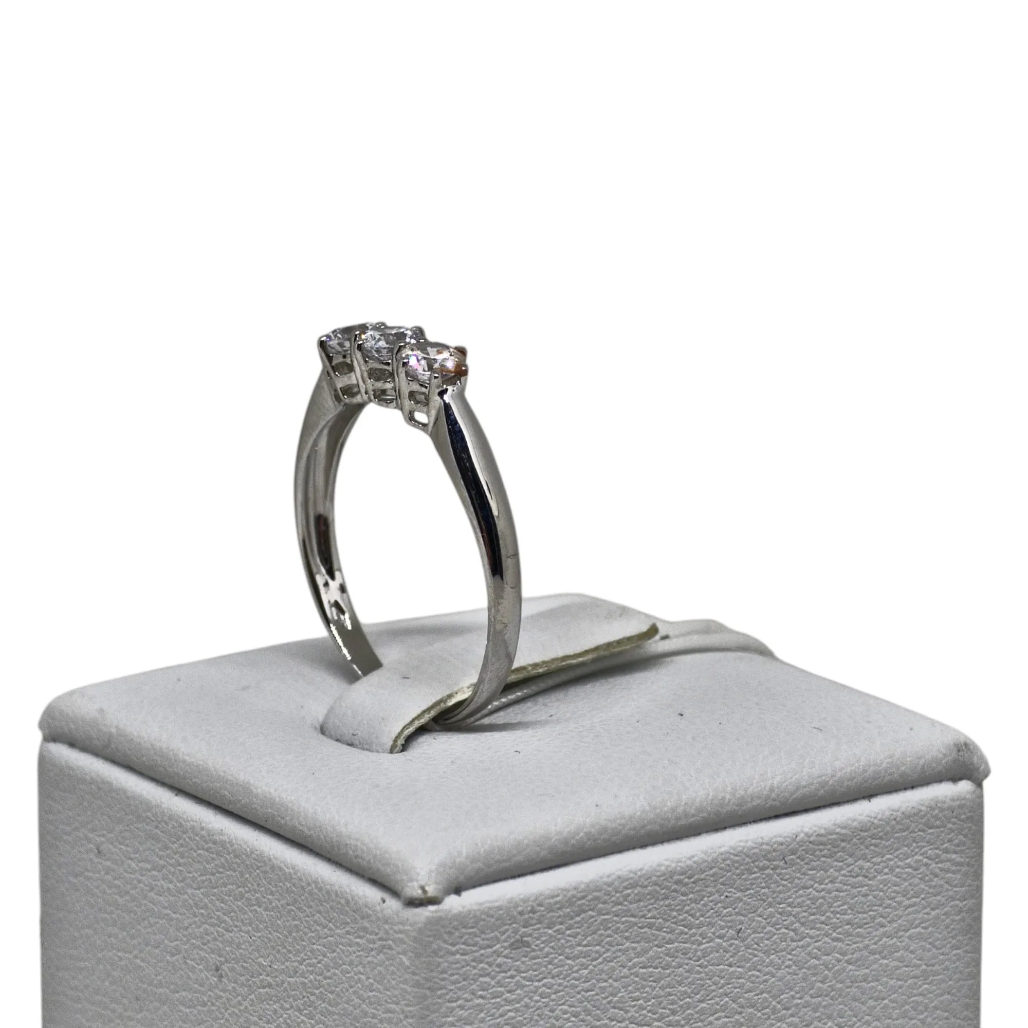 Anello donna trilogy in oro bianco 9 carati con pietre bianche