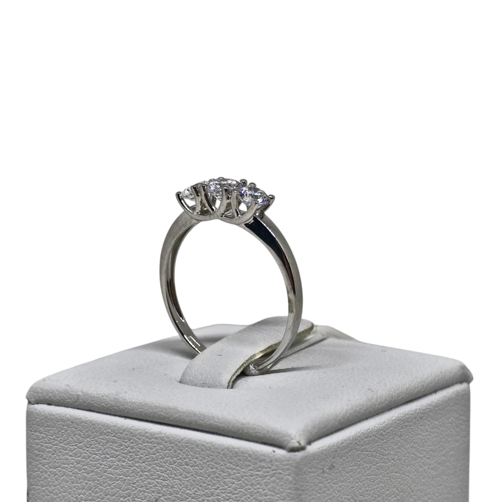 Anello donna trilogy in oro bianco 9 carati con zirconi bianchi
