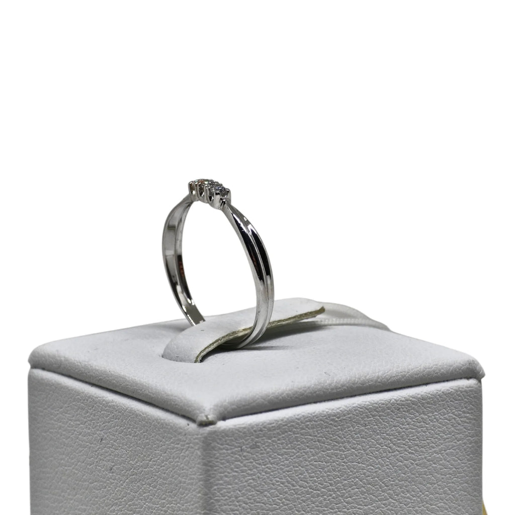 Damen-Trilogy-Ring aus 9 Karat Weißgold mit kleinen weißen Zirkonia