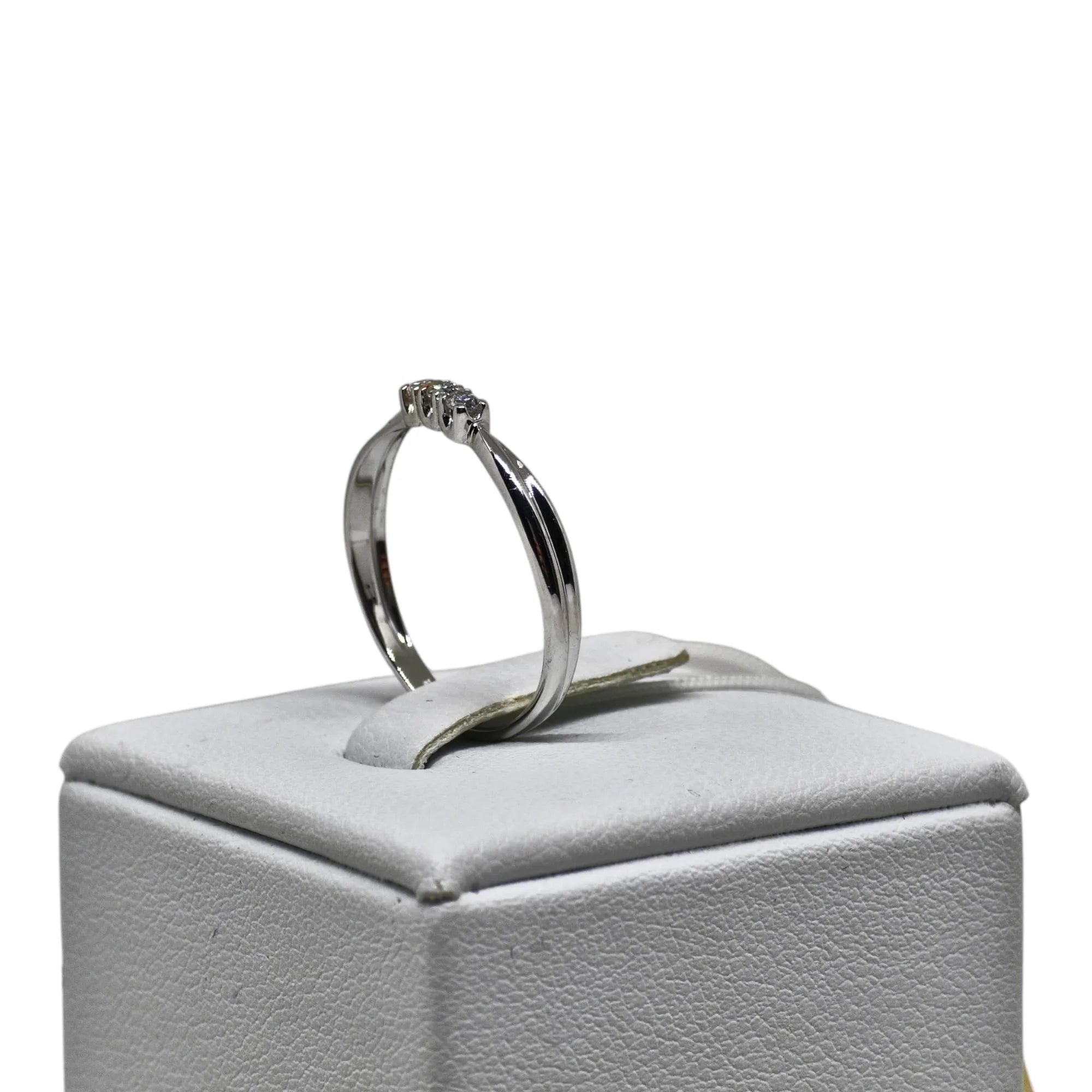 Anello donna trilogy in oro bianco 9 carati con zirconi bianchi piccoli