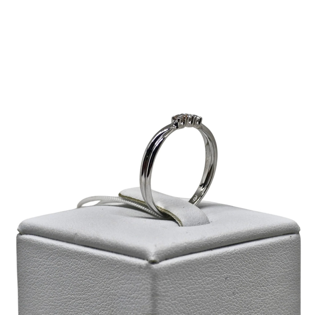 Damen-Trilogy-Ring aus 9 Karat Weißgold mit kleinen weißen Zirkonia