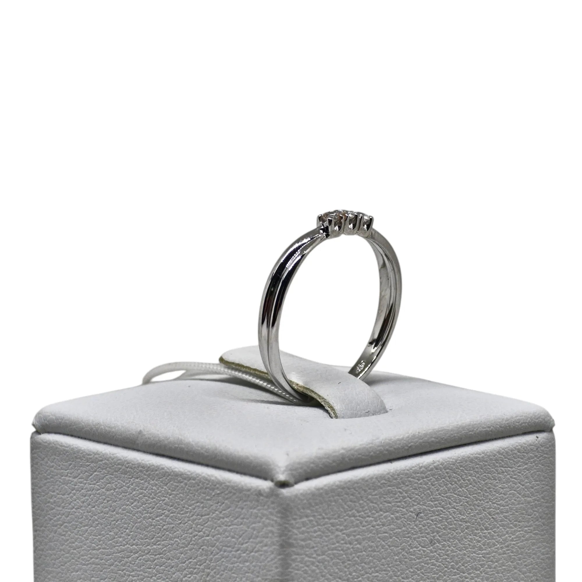 Anello donna trilogy in oro bianco 9 carati con zirconi bianchi piccoli