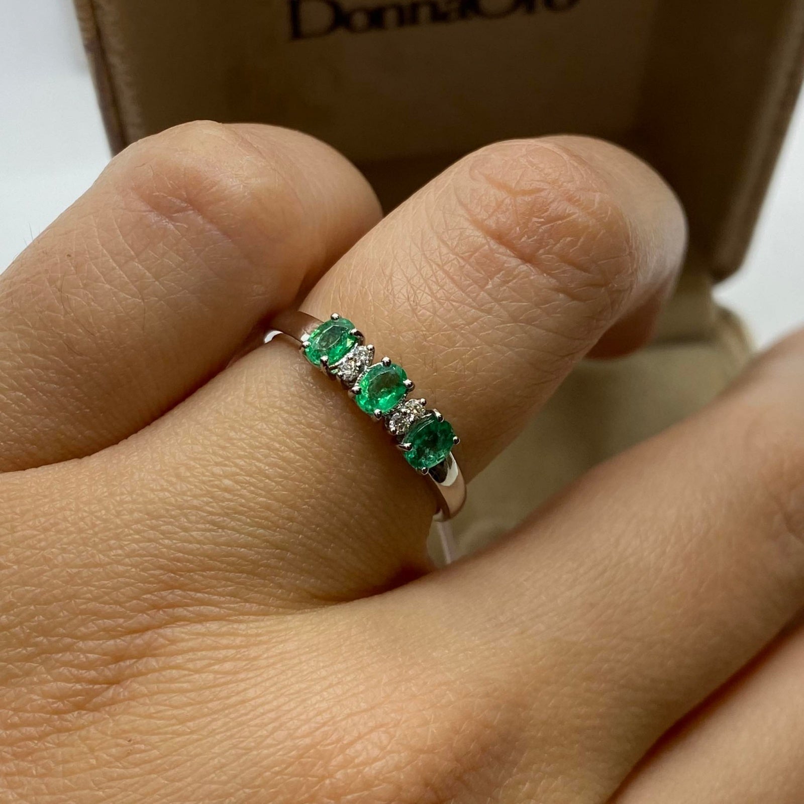 Anello donna trilogy in oro e diamanti con smeraldi collezione luce 150 linea iride trilogy – DonnaOro DHAE9619.004