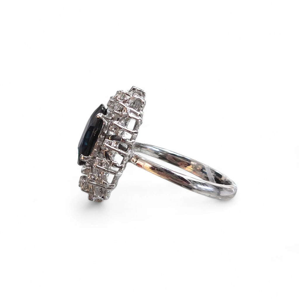 Anello donna zaffiro blu centrale e diamanti laterali in oro 18kt