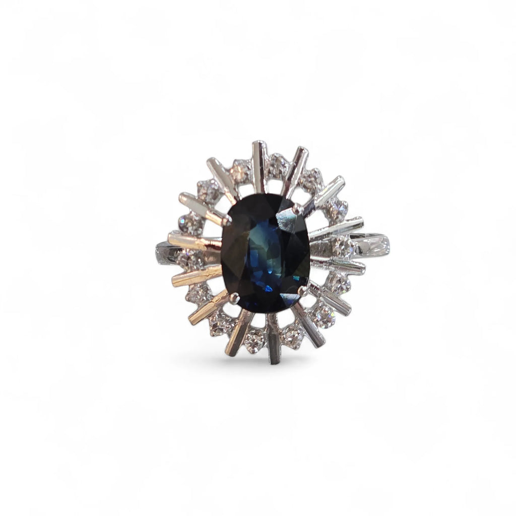 Anello donna zaffiro blu centrale e diamanti laterali in oro 18kt