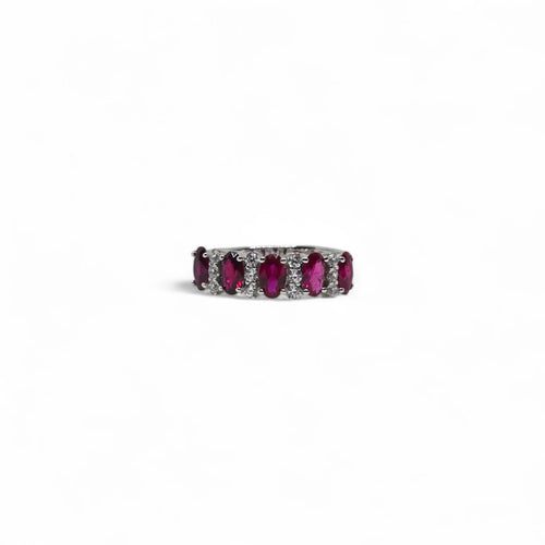 Anello iGold Mezza Veretta in Oro Bianco 9ct con Zircone Rosso e Zirconi Bianchi