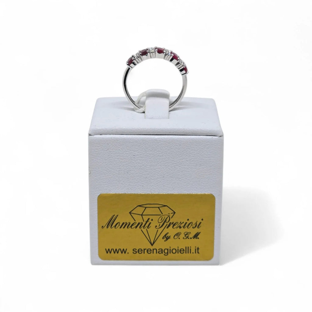 Anello iGold Mezza Veretta in Oro Bianco 9ct con Zircone Rosso e Zirconi Bianchi