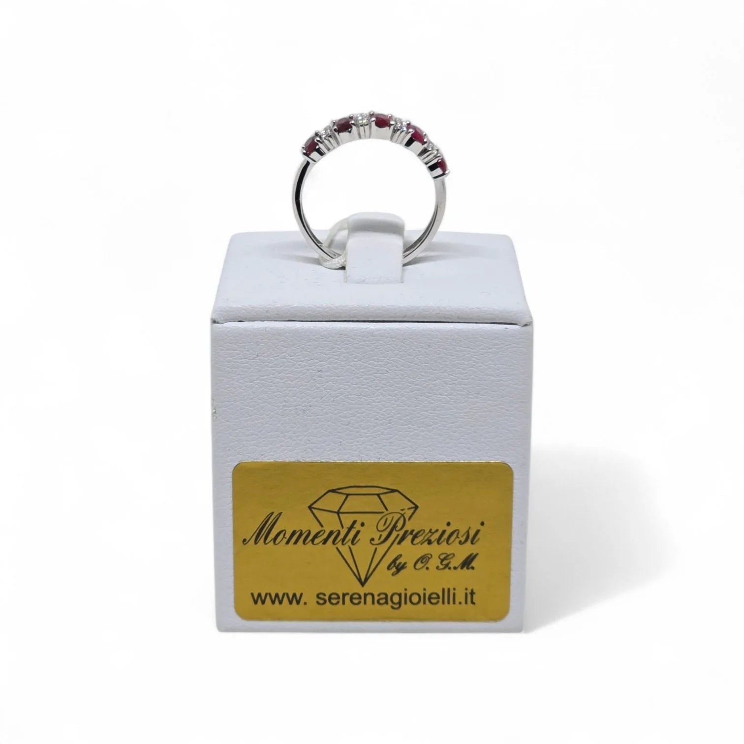 Anello iGold Mezza Veretta in Oro Bianco 9ct con Zircone Rosso e Zirconi Bianchi