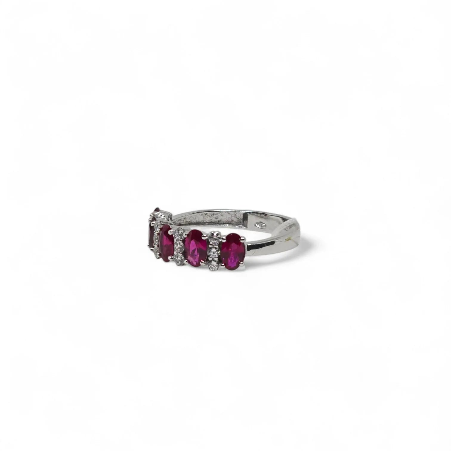 Anello iGold Mezza Veretta in Oro Bianco 9ct con Zircone Rosso e Zirconi Bianchi