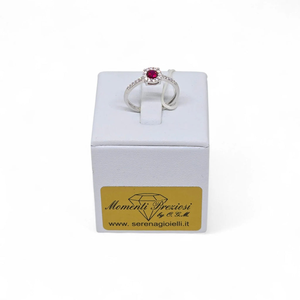 Anello iGold in Oro Bianco 9ct con Pietra Rossa Effetto Rubino e Zirconi Bianchi