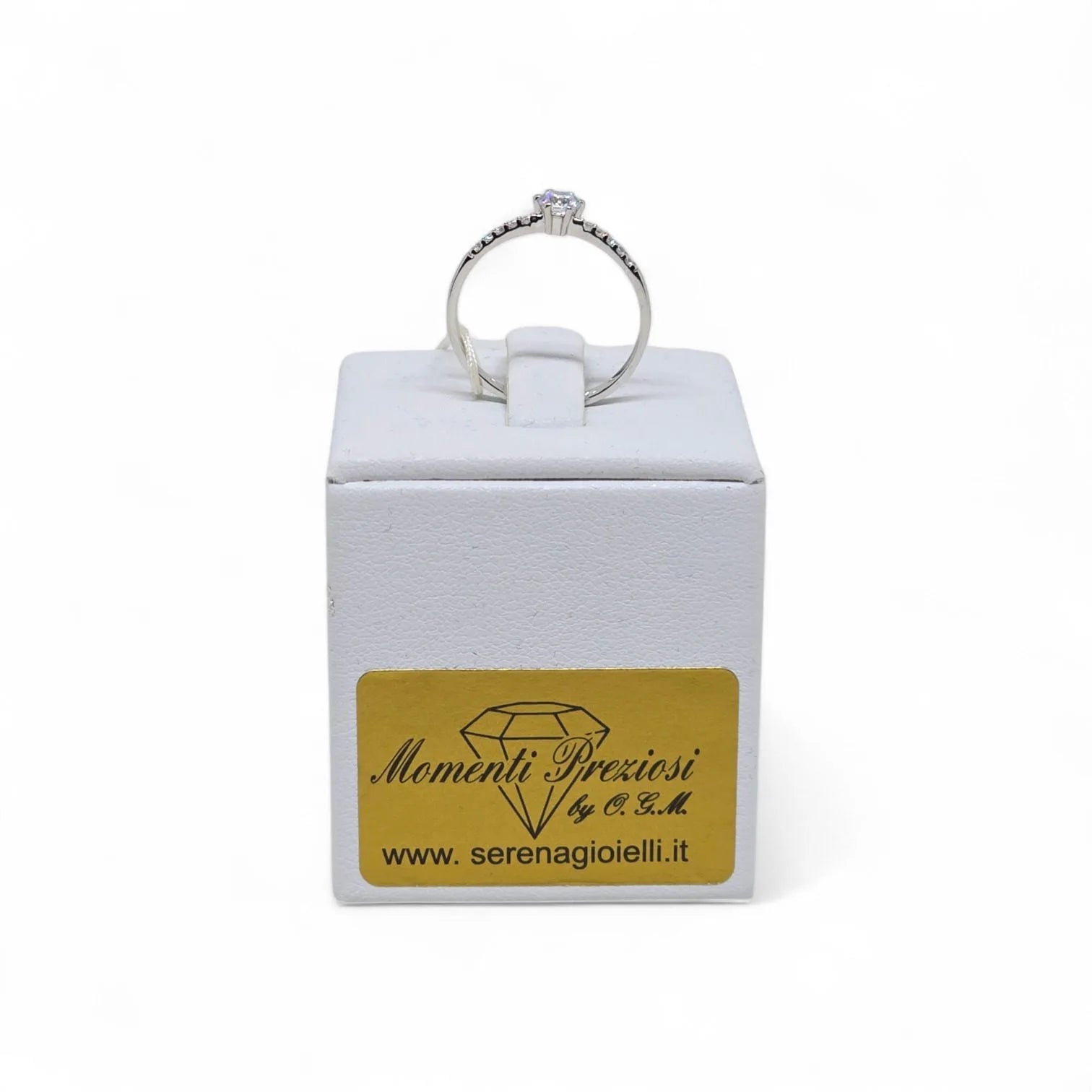 iGold-Ring aus 9ct Weißgold mit weißem Zirkonia-Solitär und seitlichen Zirkonias