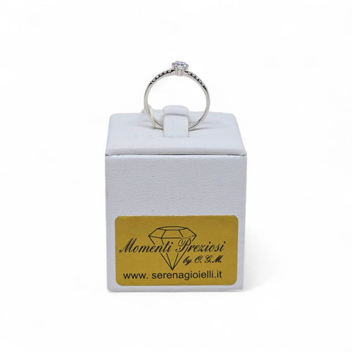 iGold-Ring aus 9ct Weißgold mit weißem Zirkonia-Solitär und seitlichen Zirkonias