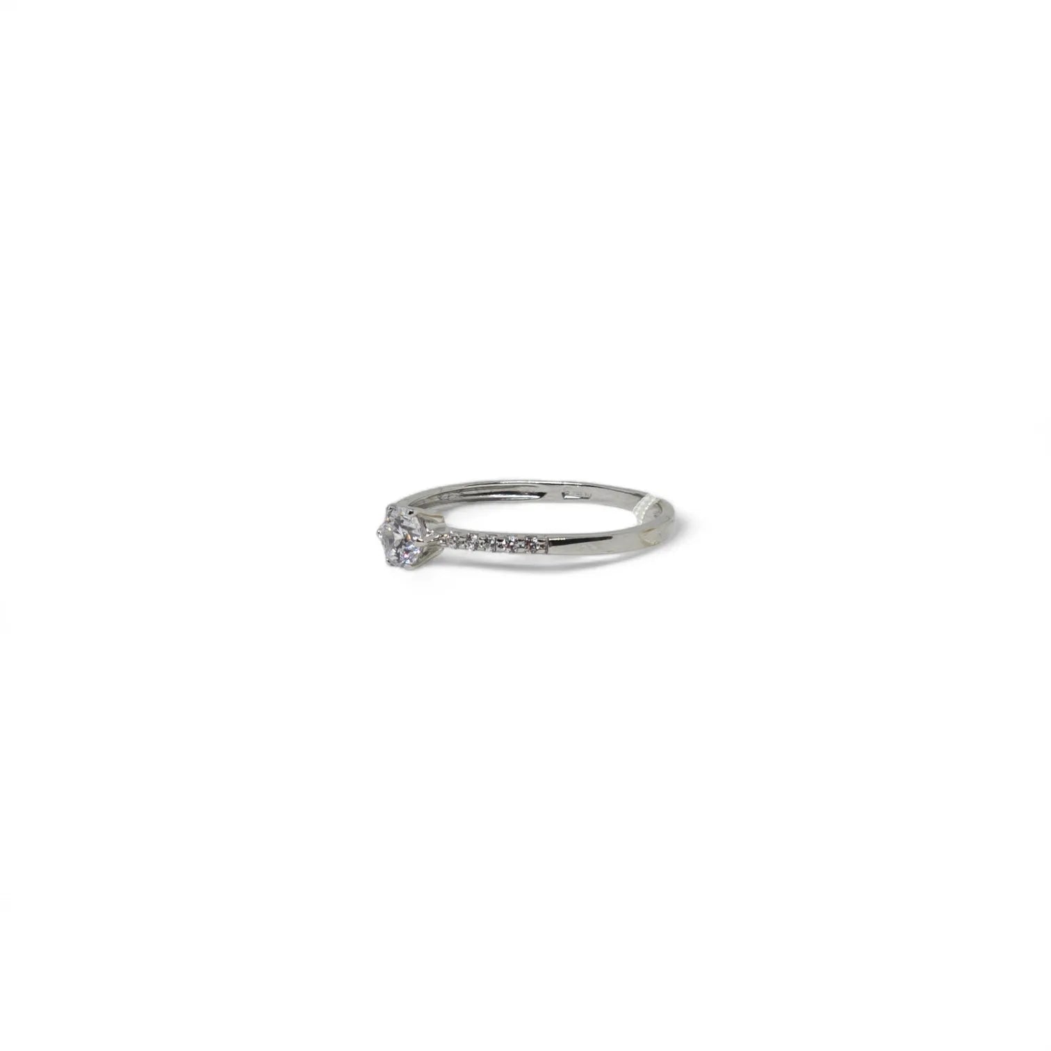 iGold-Ring aus 9ct Weißgold mit weißem Zirkonia-Solitär und seitlichen Zirkonias
