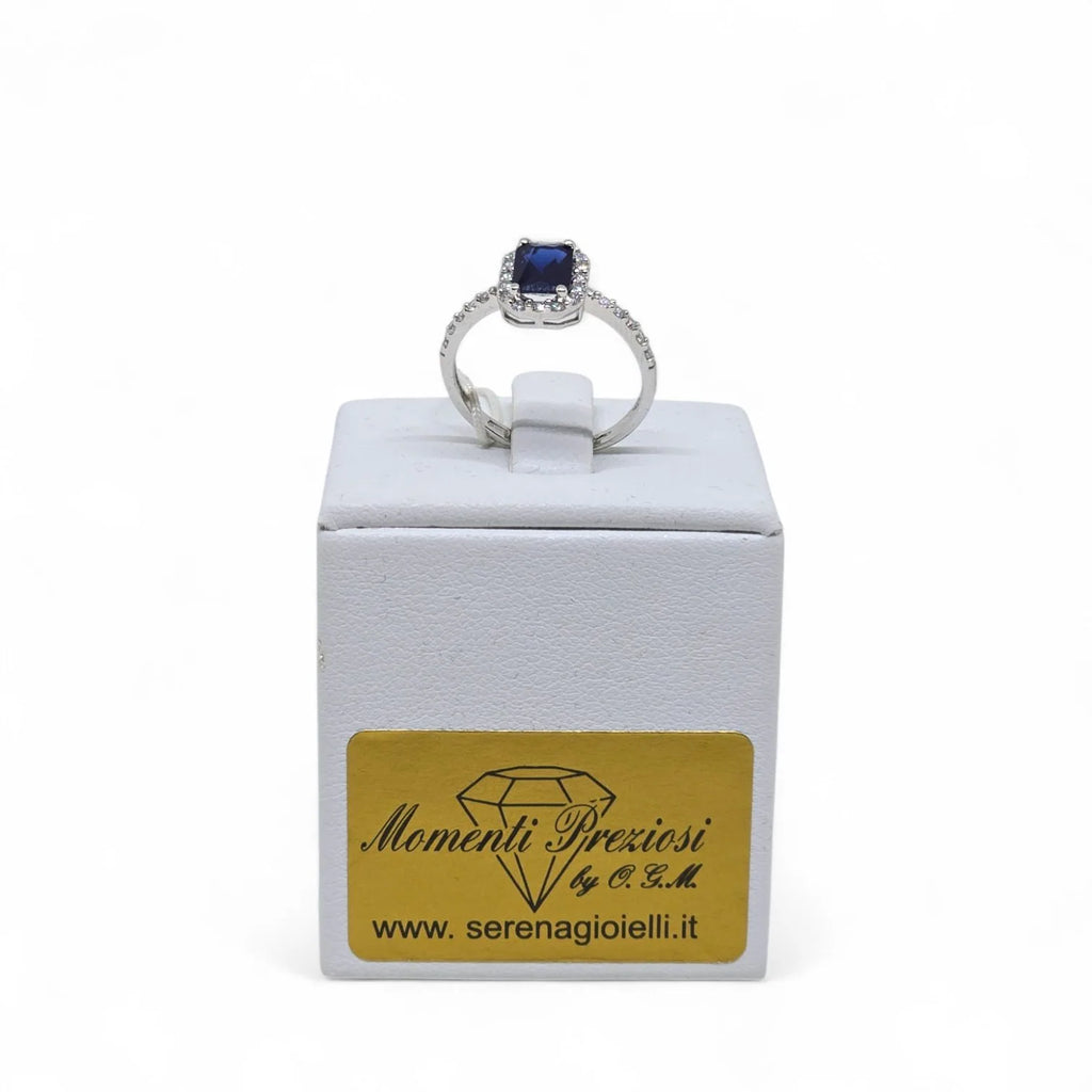 Anello iGold in Oro Bianco 9ct con Zircone Blu Rettangolare e Zirconi Bianchi