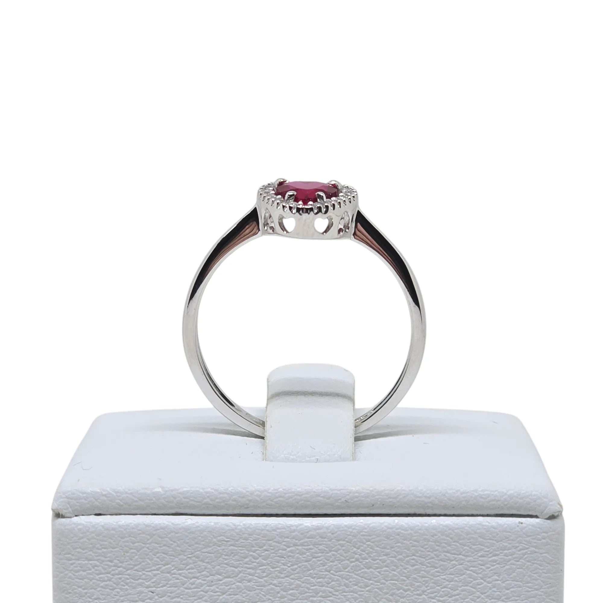 Anello iGold in Oro Bianco 9ct con Zircone Rosso a Cuore e Zirconi Bianchi
