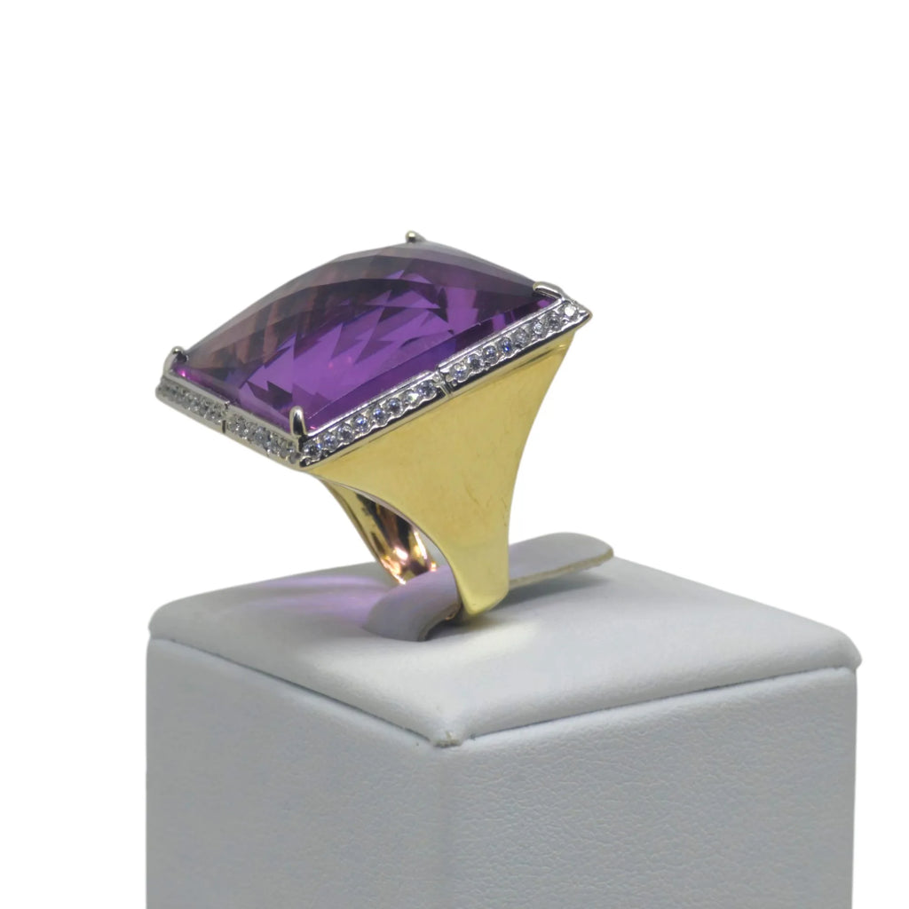 Anello in Oro 18kt con Pietra Viola Sintetica – Stile Audace e Raffinato