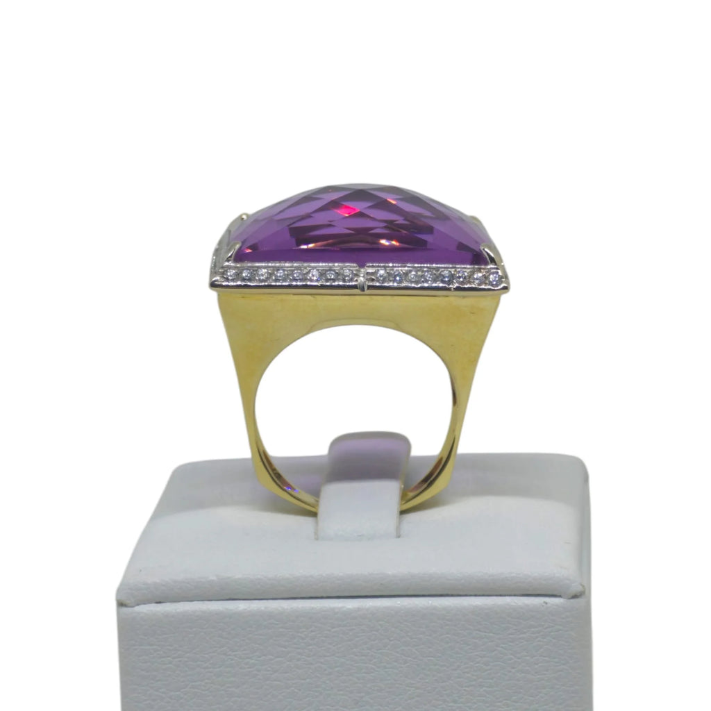Anello in Oro 18kt con Pietra Viola Sintetica – Stile Audace e Raffinato