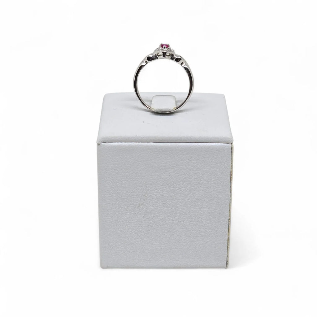 Anello in Oro Bianco con Cuore in Rubino e Diamanti Laterali