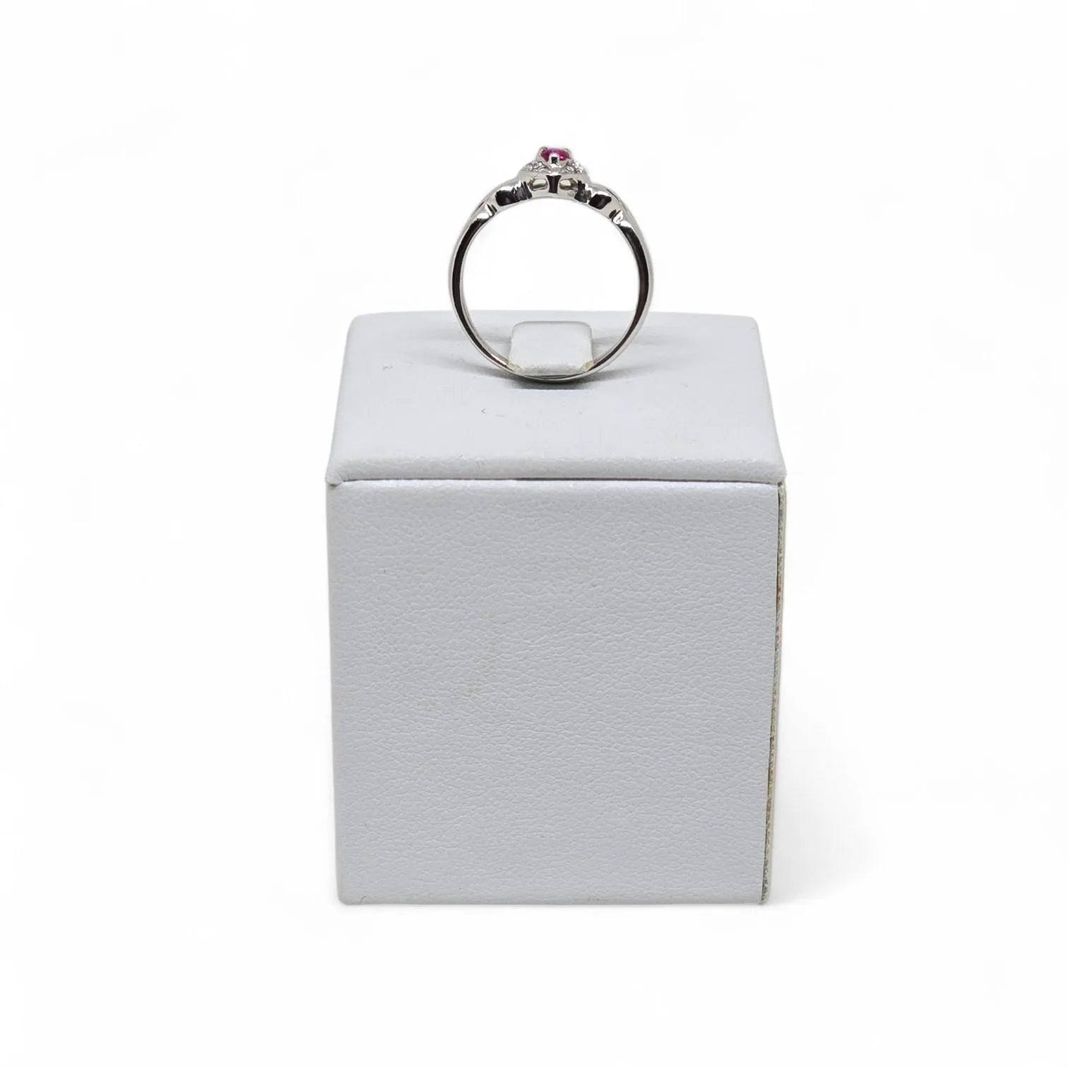 Anello in Oro Bianco con Cuore in Rubino e Diamanti Laterali