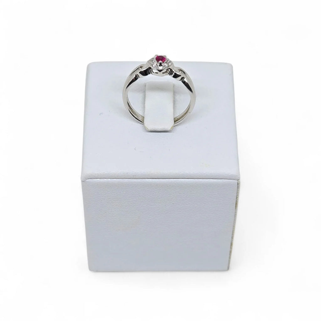 Anello in Oro Bianco con Cuore in Rubino e Diamanti Laterali